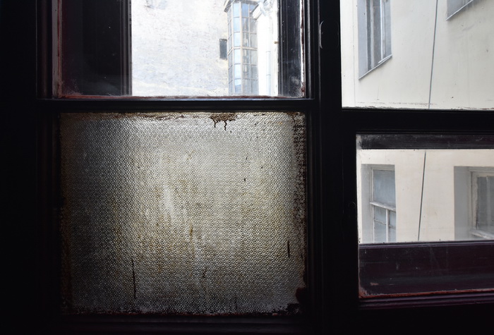 Окна с фактурными стеклами в доходном доме в Петербурге по адресу Большой пр. ПС, 98. Фото 2021